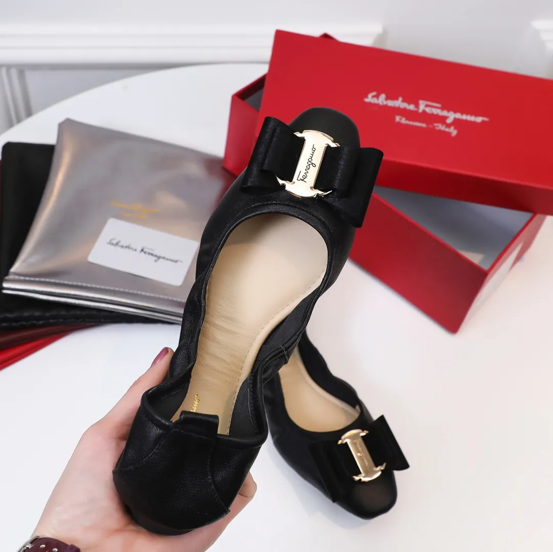 👟👟Ex-factory price 360👟👟 Early spring new style Salvatore Ferragamo hot style small square toe egg roll shoes [wit] 5mm high elastic latex, so soft you want to cry❗️The toe is equipped with Ferragamo's signature hardware butterfly🦋 buckle. Newly opened mold and upgraded outsole, 1cm heel is comfortable and not tiring. Upper: mixed sheepskin Inner pads: light goatskin (non-fading) Color: black, white, gun, red, burgundy, blue, pink Code number: 34-41